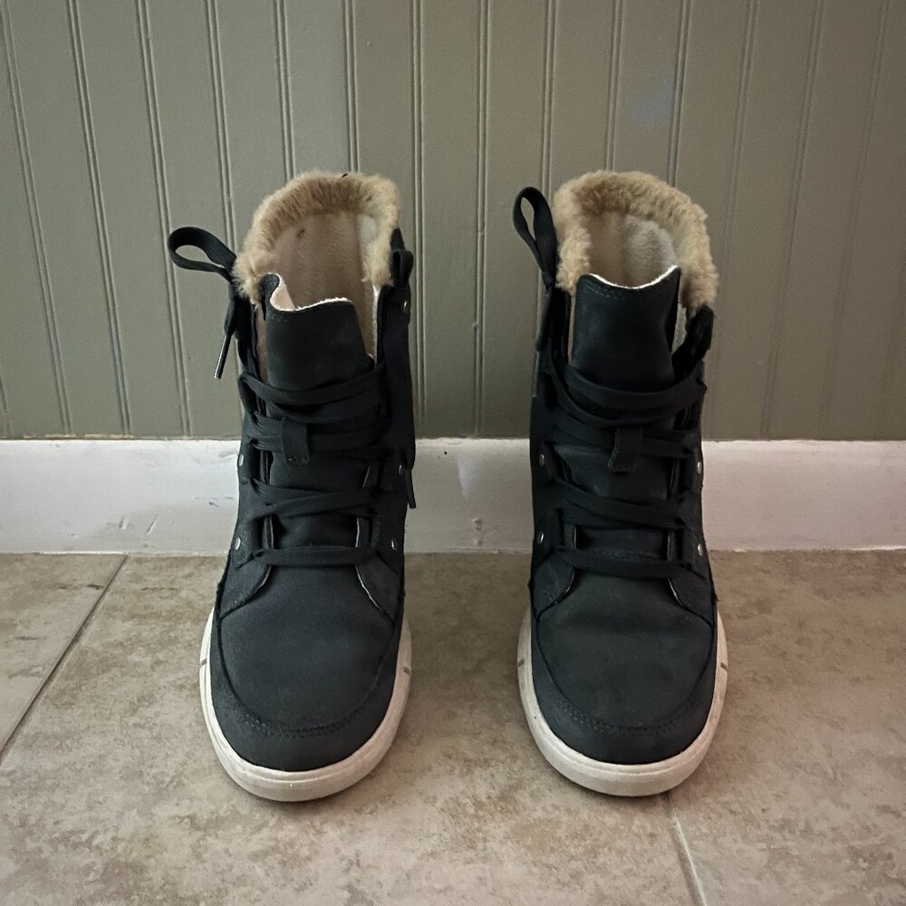 Sorel Women's size 7 navy winter boots